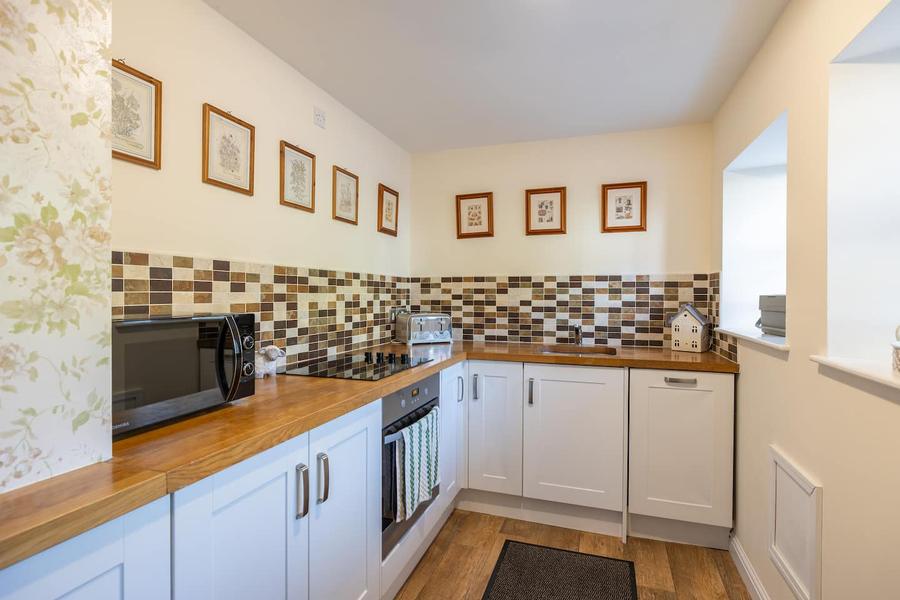 Lavender Cottage - Full kitchen image 3